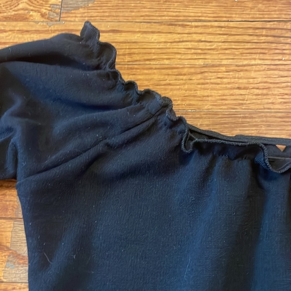 NWOT ruffle off the shoulders long sleeve top size medium - Picture 2 of 5